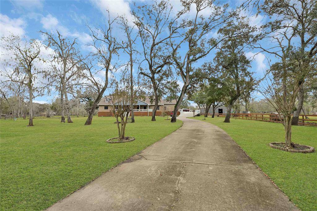 View of front driveway of the ranch