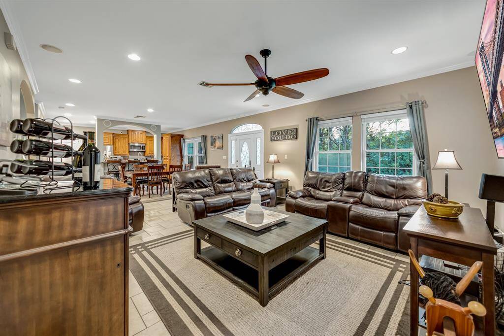 The 9' ceilings create an airy and bright atmosphere