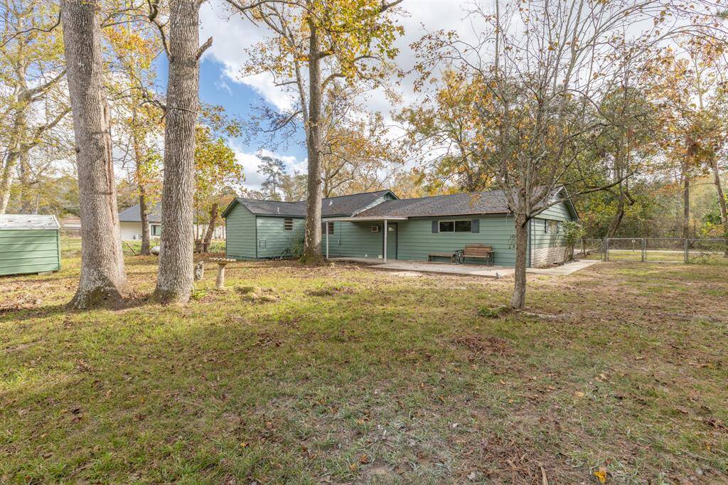 You can see fence has double gates to get into the back yard.
