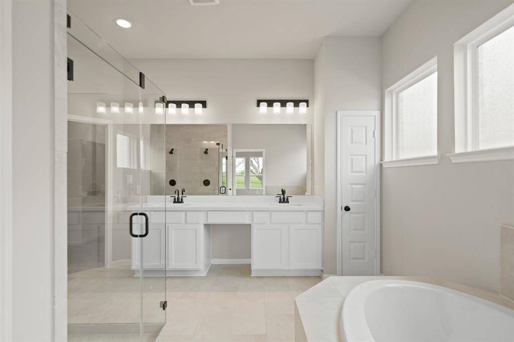 Relaxing primary bath with dual sinks