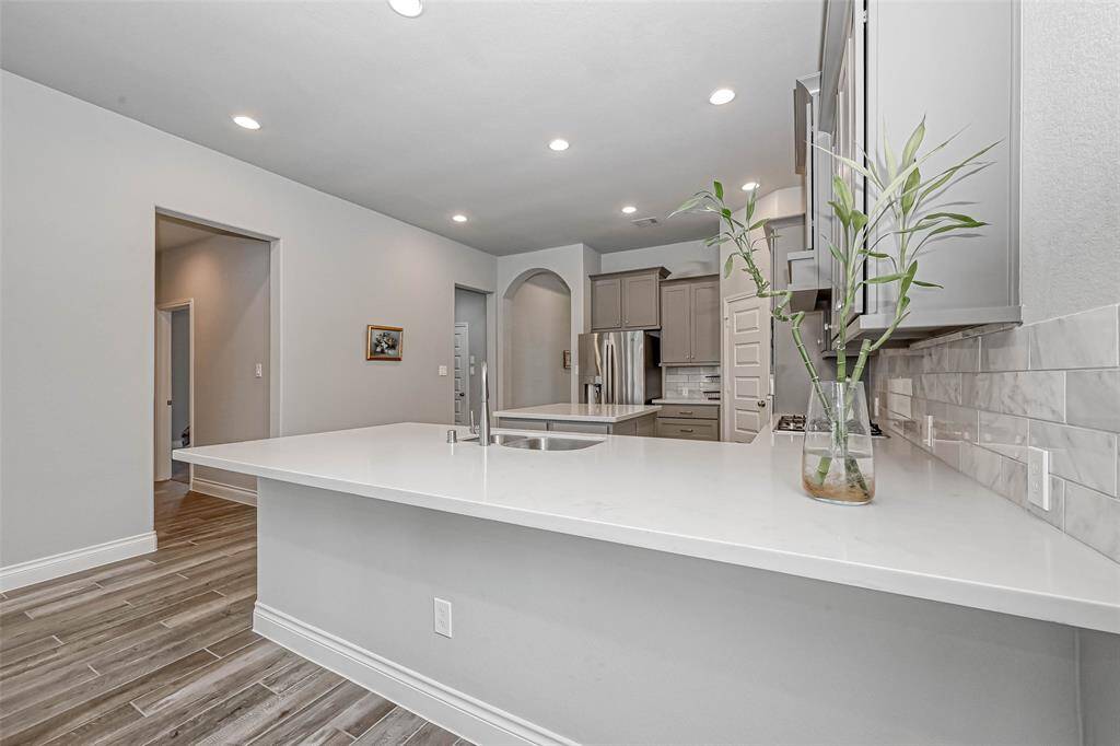 The spacious breakfast bar willaccommodate multiple barstools;providing the perfect easy diningoption