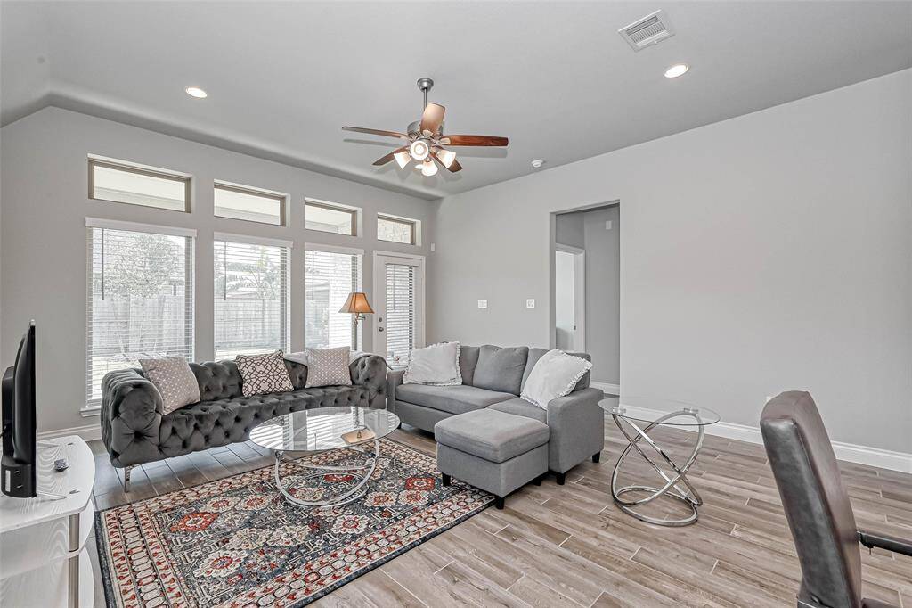 Welcome to your spacious familyroom! With this alluring open conceptspace, entertaining is a breeze!Features include a tall ceiling withrecessed lighting and a ceiling fan.