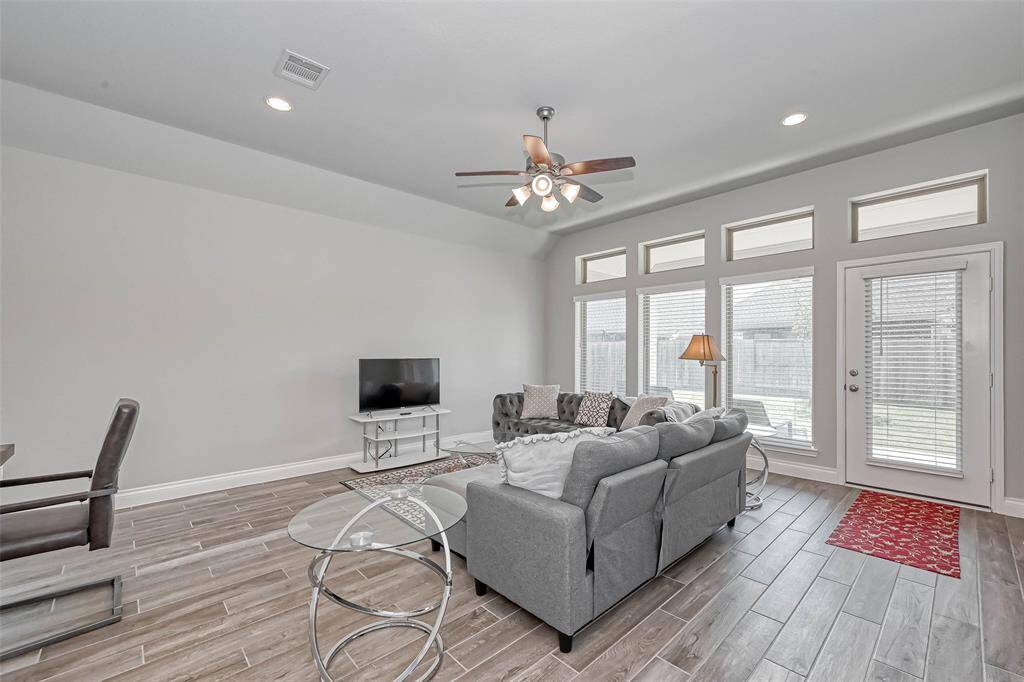 A wall of windows look out toyour expansive backyard and floodthe space with natural light.