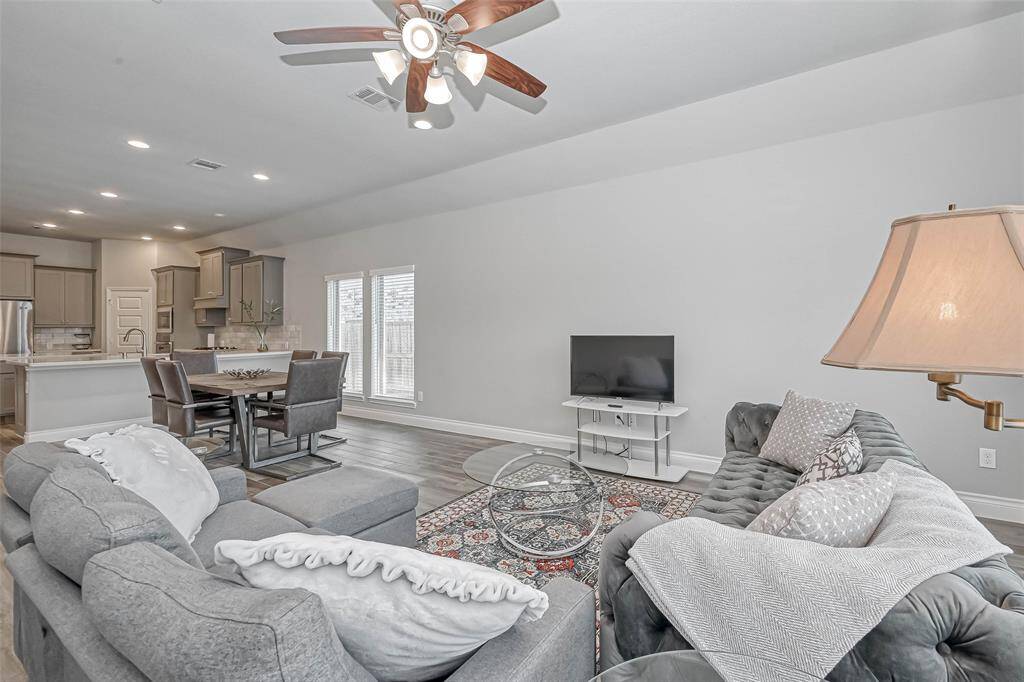 This gorgeous room willaccommodate your favoritesectional, or sofa and occasionalchairs