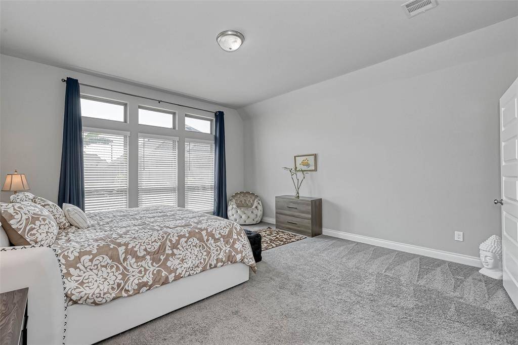 This fabulous suite willaccommodate your large king sizebedroom furniture.
