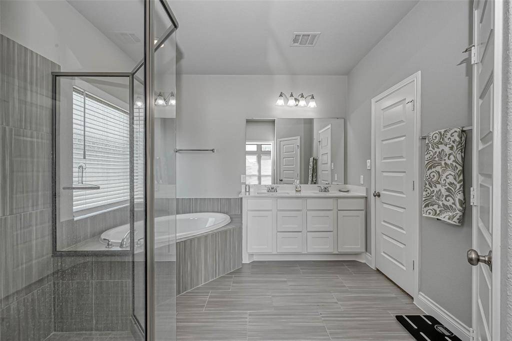 What a stunning ensuite bathroom!You have tile floors, a large vanitywith dual sinks, a soaking tub, and awalk in shower. The commode istucked away for added privacy!