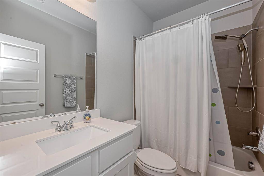 Guests will love this convenientlylocated full bathroom that offersneutral paint, a tub/shower combowith a neutral tile surround, and a spacious vanity with shaker style cabinets.