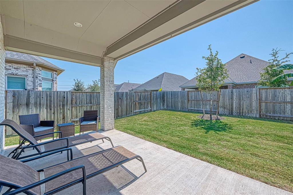 Step outside to find a spectacularplace to relax and unwind under your oversized coveredpatio.