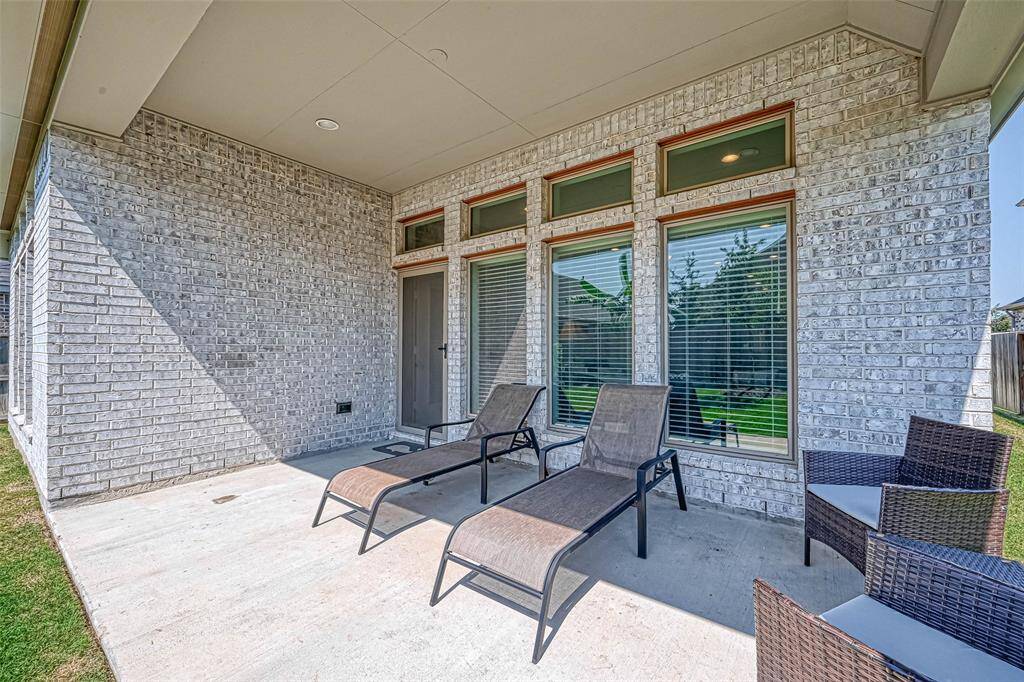 Your covered patio willaccommodate your favorite outdoorpatio furniture and provides theperfect place for relaxing orentertaining!