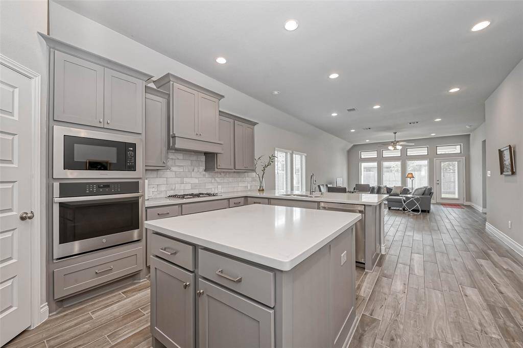 The home chef will love thisexpansive kitchen! Features includequartz counters with acomplementing subway tile backsplash, stunning gray cabinetry, and a walk-inpantry.