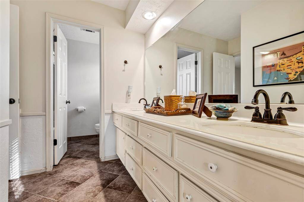 Secondary bathroom upstairs