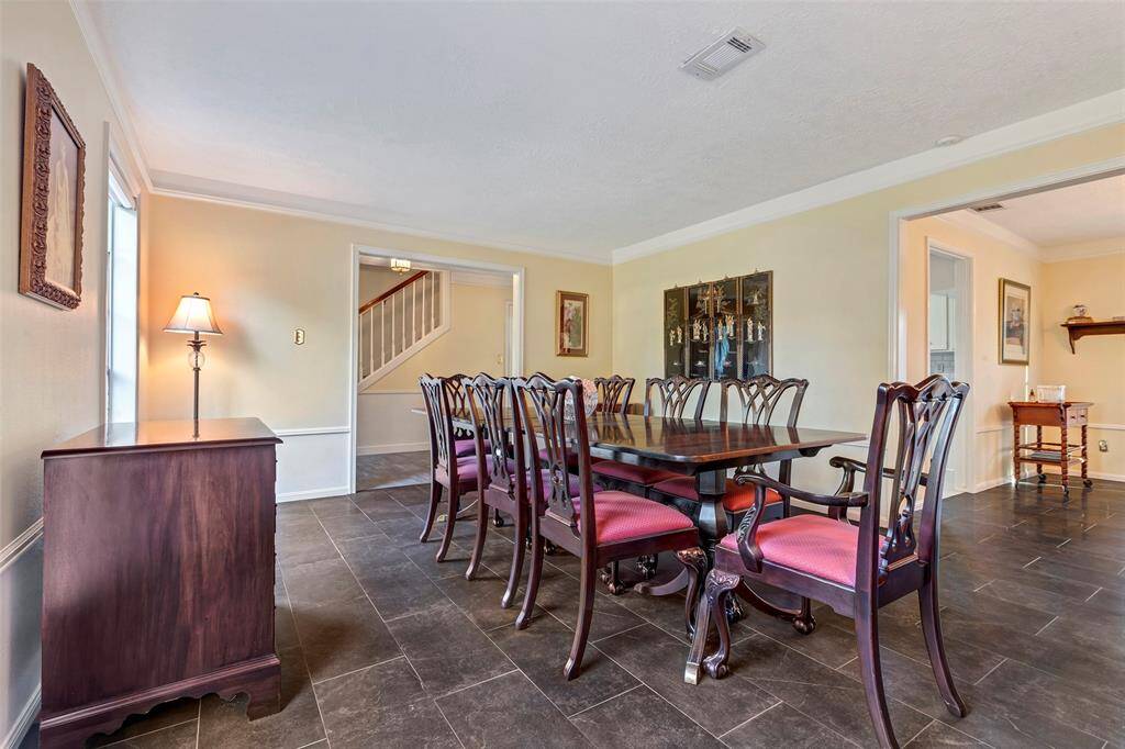 Formal dining for entertaining