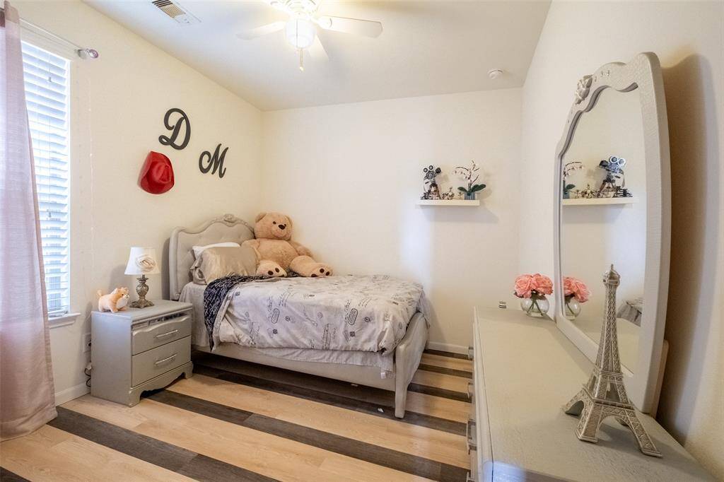 Ample natural light, 2nd bedroom