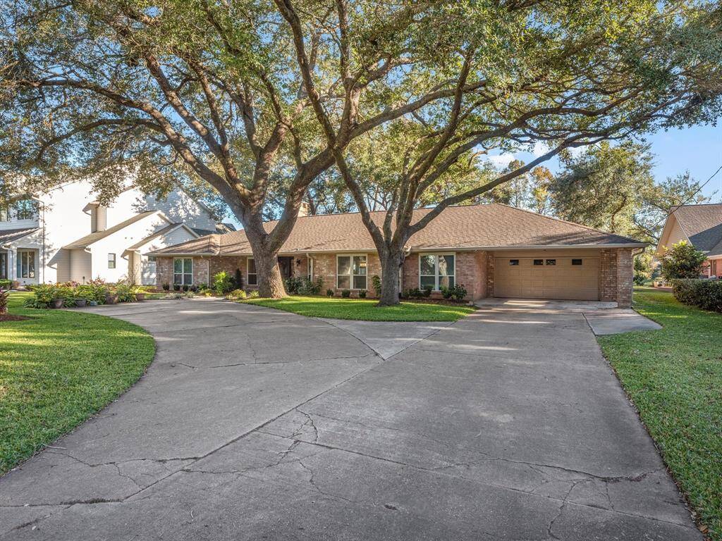 XXL Driveway with an abundance of parking