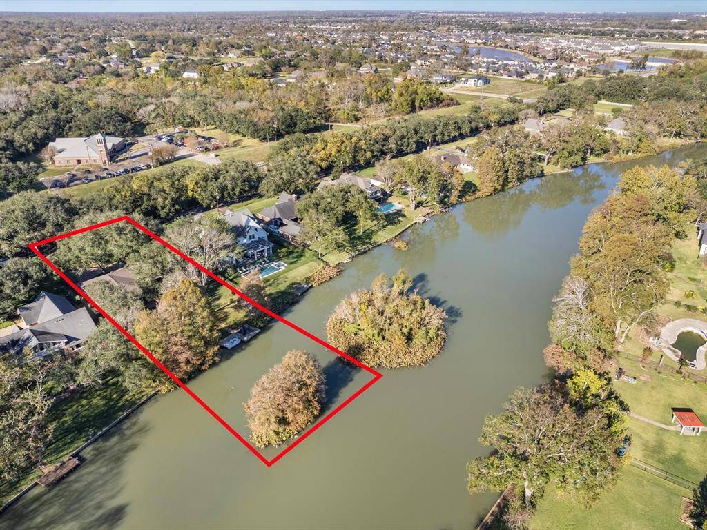 Aerial view of entire property that conveys (from across the street in front to middle of Oxbow Lake in back)