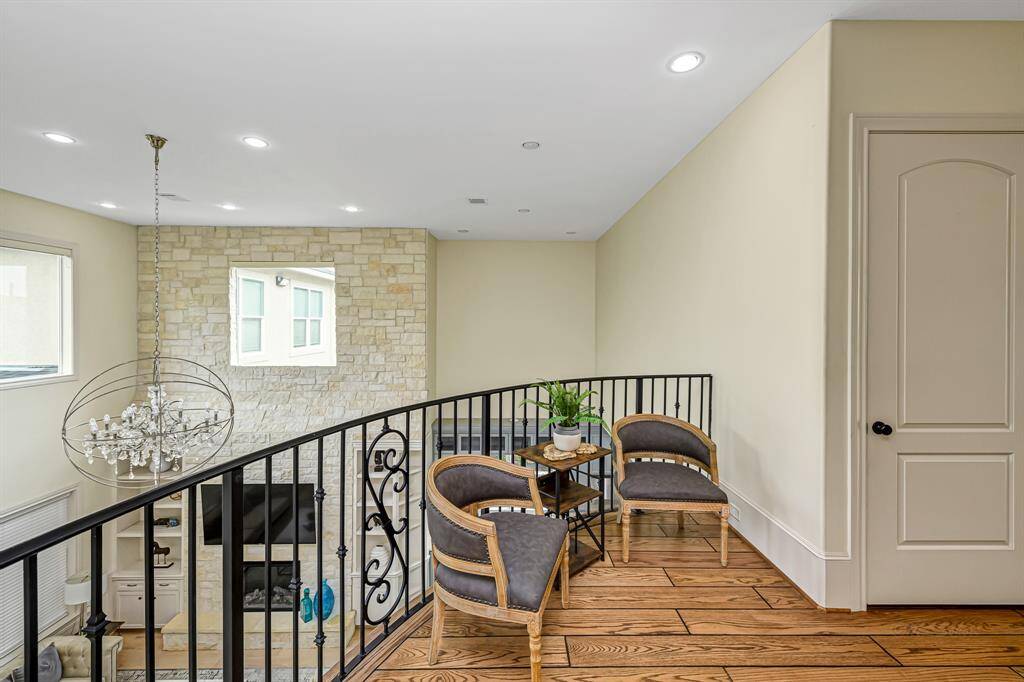 Quant sitting area upstairs offer another place to sit and relax (closed door is the laundry room)