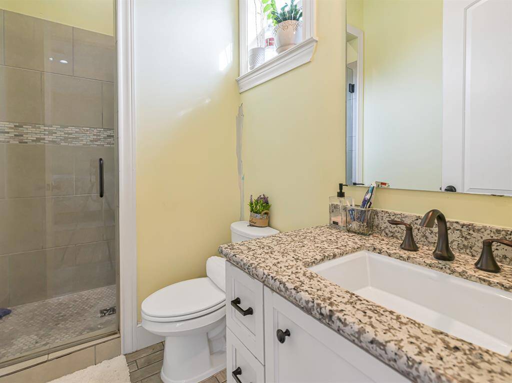 The en-suite bath for bedroom 1 upstairs