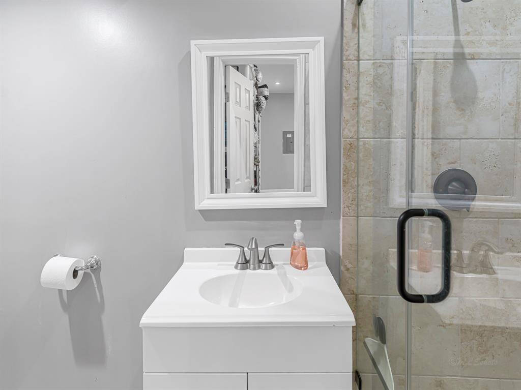 This full bath conveniently located in the garage is perfect for swimming guest so they don't track water through the home or just for a quick pit stop if your are working in the garage or upstairs in the gym