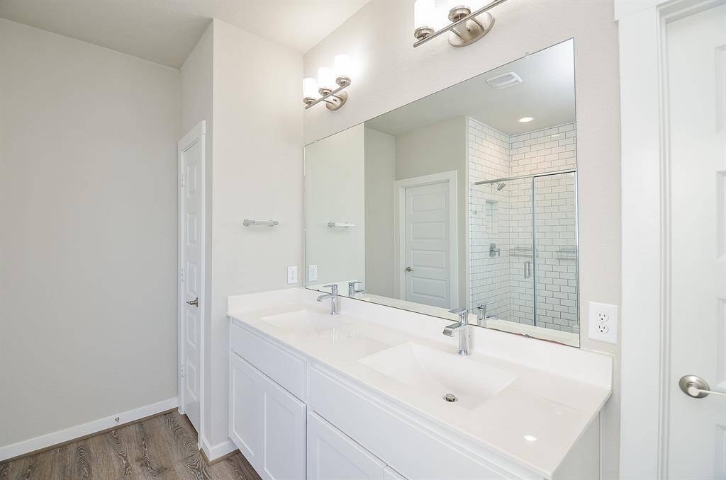 En-suite with double sinks