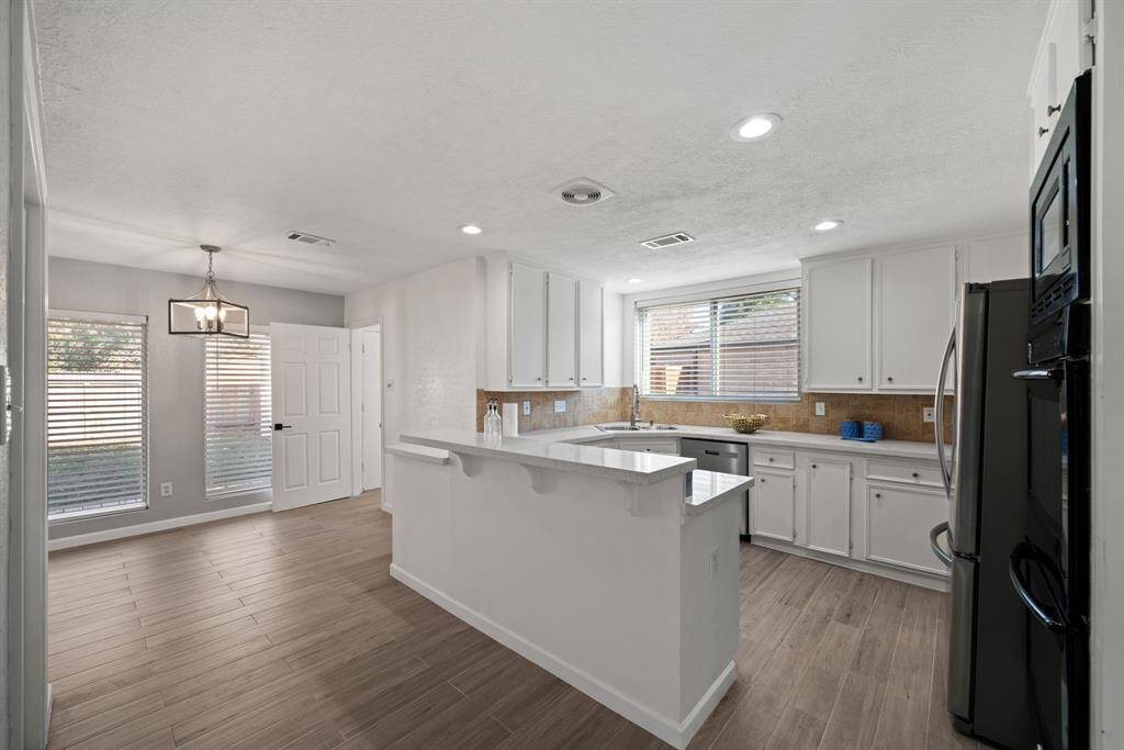 Spacious Kitchen with Breakfast Bar
