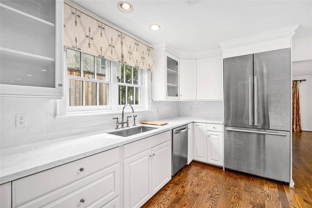 New (2023 per seller) Viking 6-burner gas cooktop in the island with downdraft venting. Two glass door upper cabinets. Self closing cabinet drawers and soft close doors.