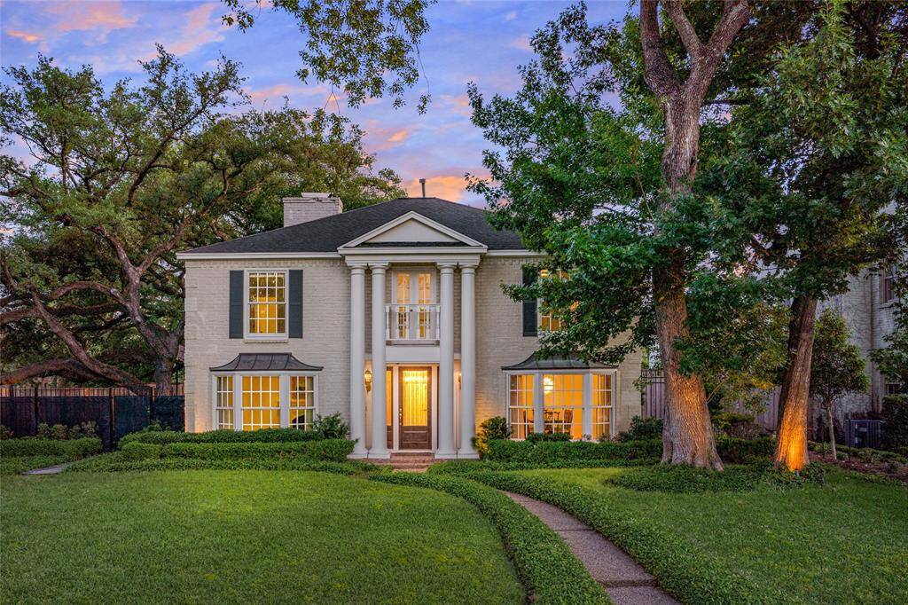 Newly installed oak hardwood floors (2023 per seller). The entry has a sweeping curved staircase with oak treads and balustrade. Leaded glass front door and side lites. Formal Living Room is to the left as you enter the home. New designer chandelier (2023 per seller).