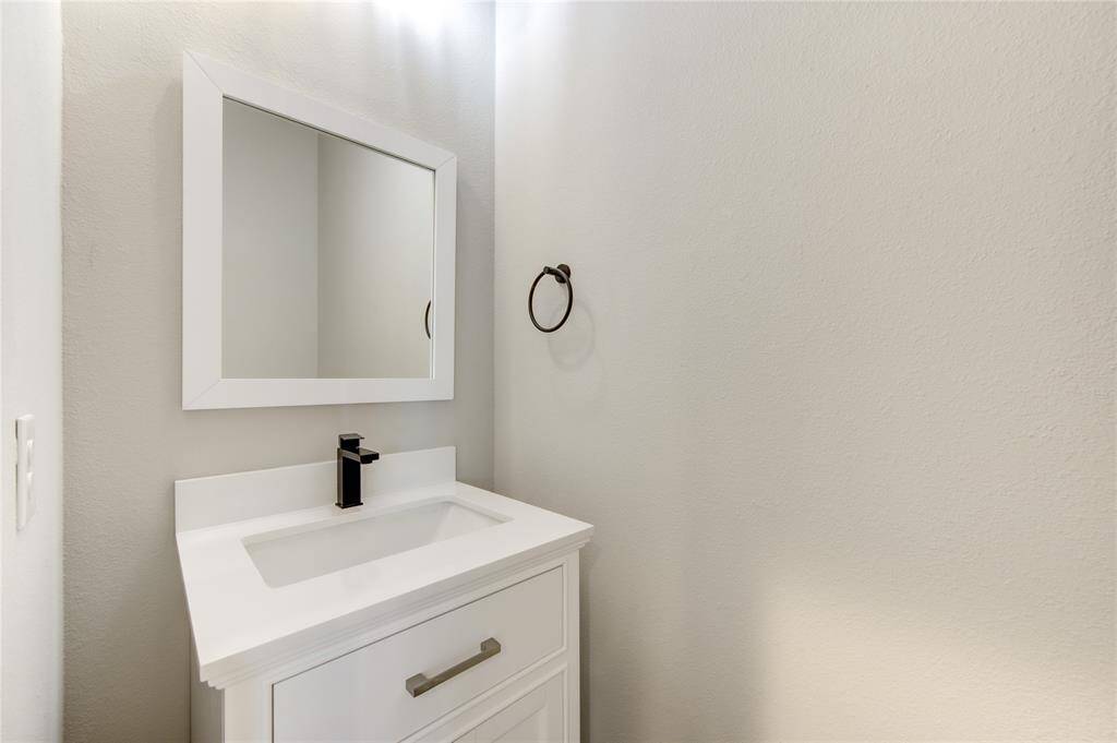 Guest Bath - 1st floor