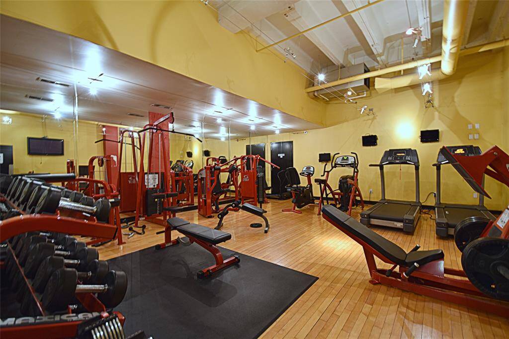 St Germain Loft's gym is a great place to stay in shape with a variety of equipment to use. If you prefer to exercise outdoors you are just a few blocks away from Buffalo Bayou Hike & Bike Trails. There are also numerous gyms throughout Downtown!