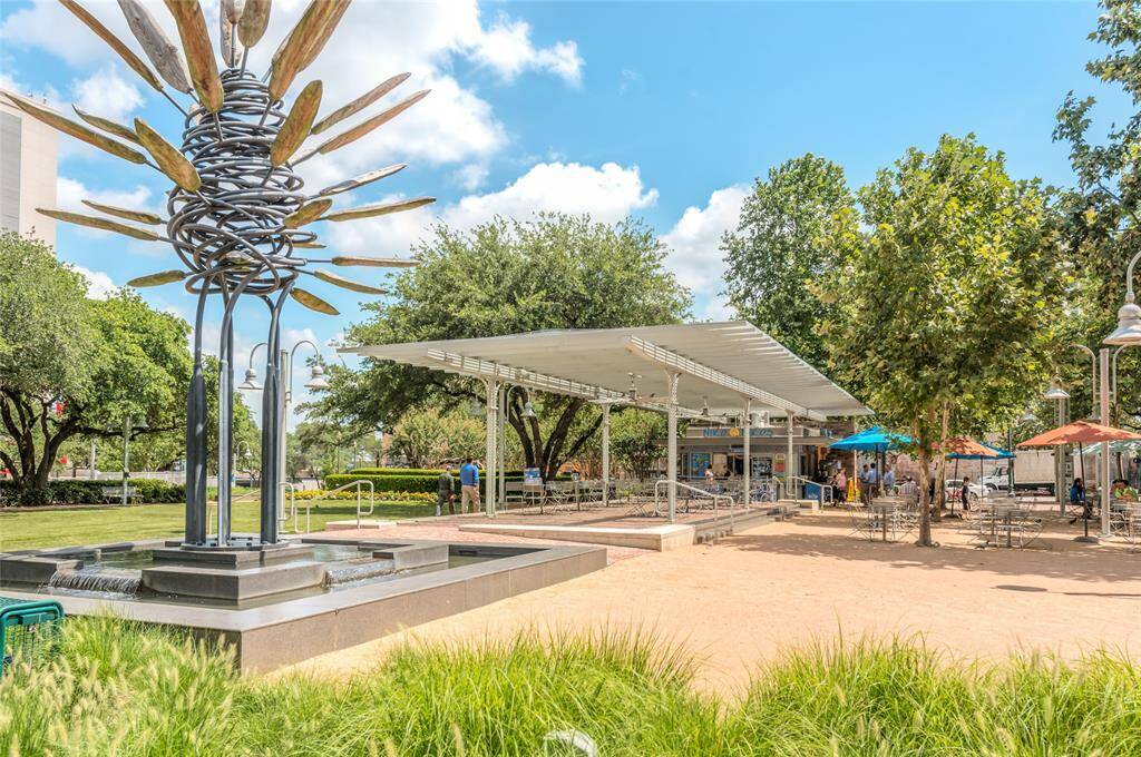 Market Sq Park is a few blocks from St Germain Lofts and features a lawn area, fountains, dog runs, sculptures & various seating and dining areas throughout the manicured landscaping.  Events programmed in the park include farmer's markets, movies, concerts, bingo & more!