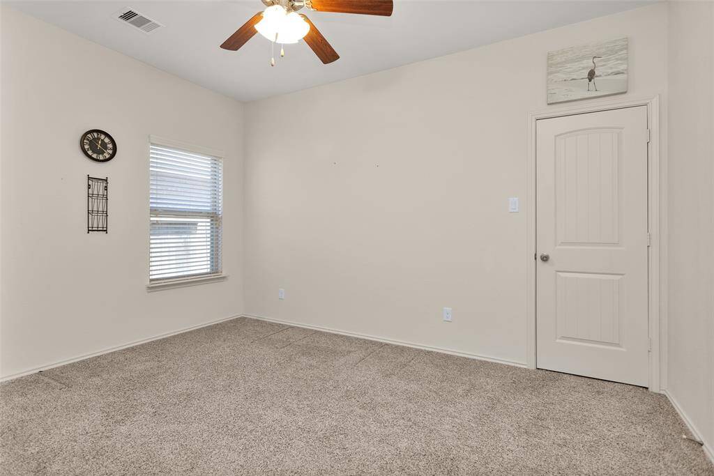 Secondary bedroom.