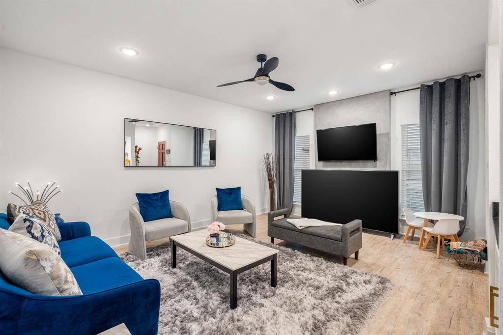 (Please note: fireplace is located behind the TV).