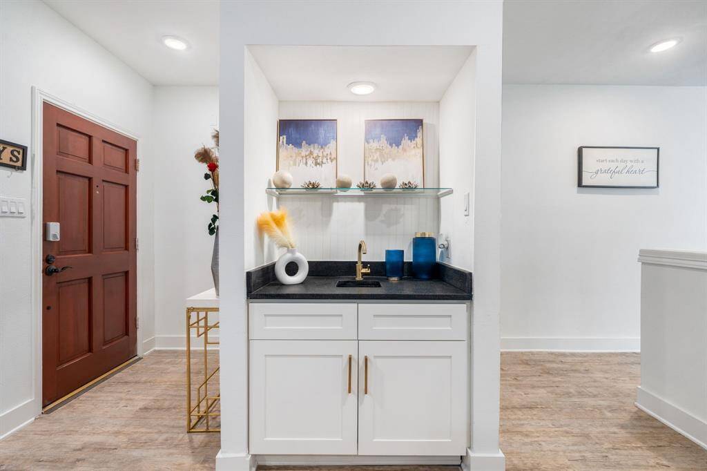 Wet bar is conveniently located in the living room to accommodate all of you and your guests needs.