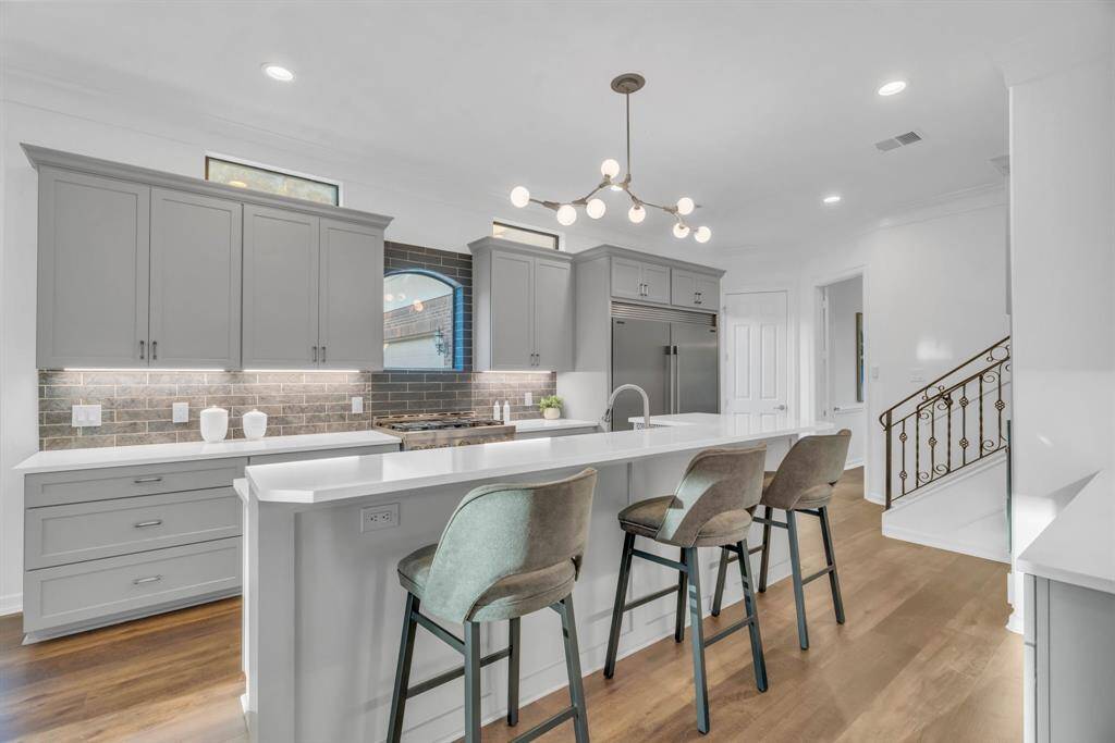 The breakfast bar offers a convenient spot for quick meals and provides plenty of seating, allowing guests to gather and interact with the chef while enjoying the vibrant atmosphere of the kitchen.