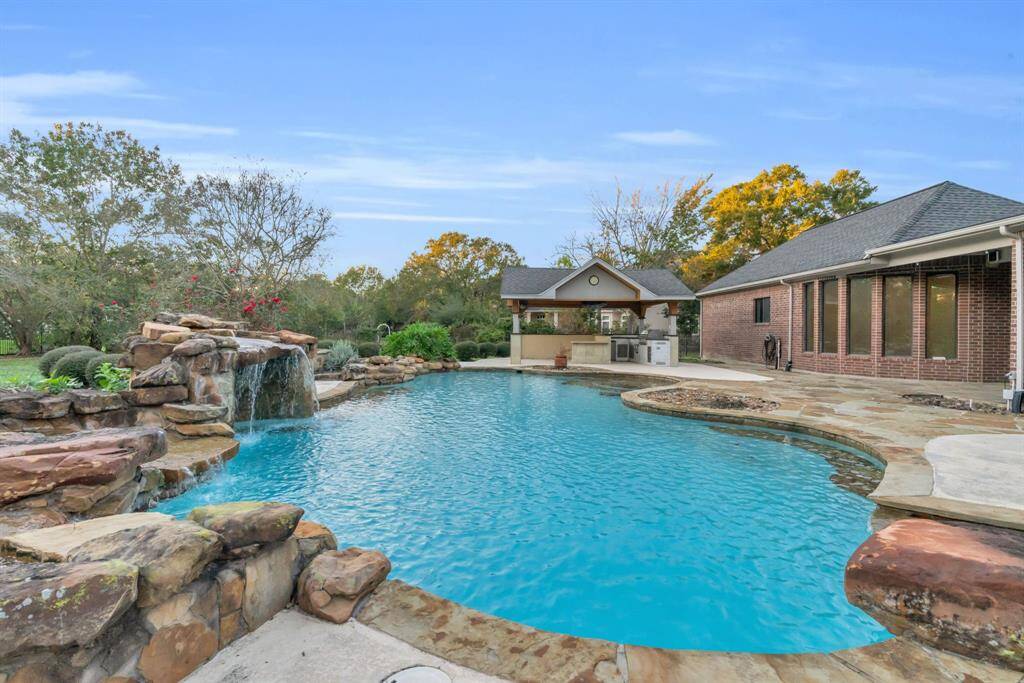 The water fountain grotto is a charming and luxurious feature, adding a touch of elegance to the pool area. While you enjoy the pool, the grotto provides a sense of privacy, allowing you to unwind in peace.