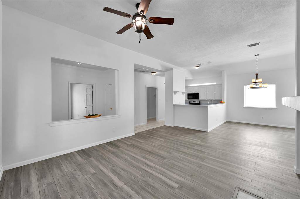 Kitchen with breakfast bar