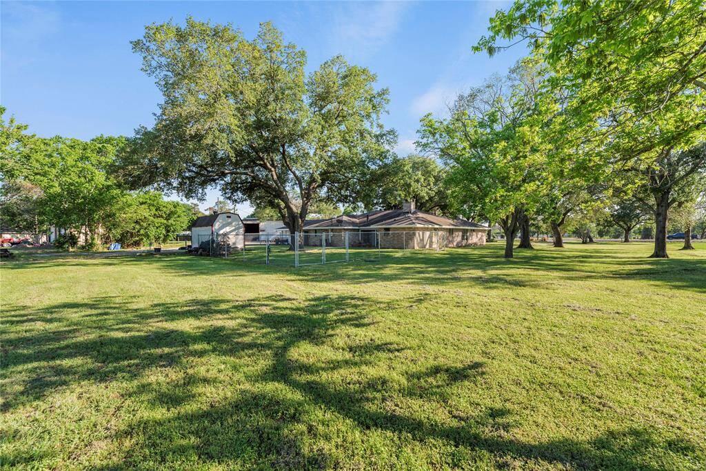 Peaceful and convenient to I-10. You'll love the space!