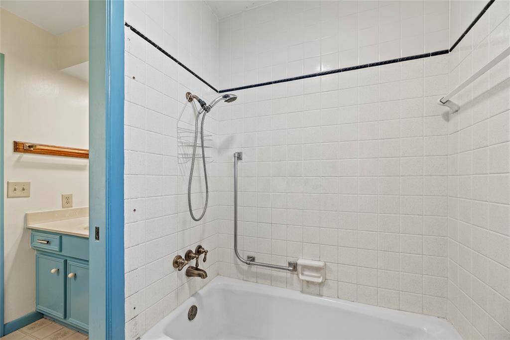 Primary bathroom with tub/shower combo.