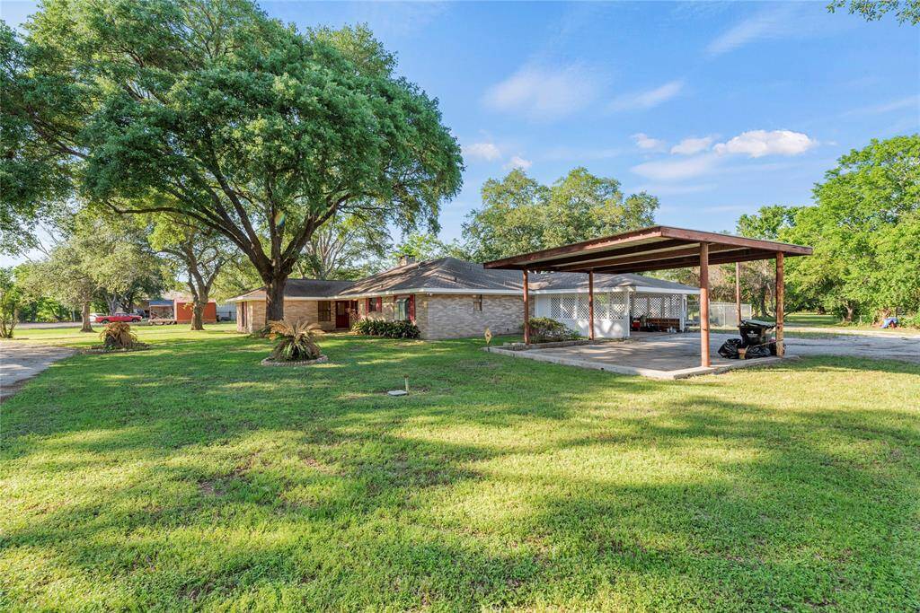 So much potential to make this your home/office or whatever use you desire. A short drive to 1-10. Direct exposure off FM 359.