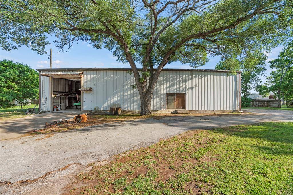 Large 60x60 (approx 3000 sq ft)building suitable for running your own business with plenty of parking and lots of potential!