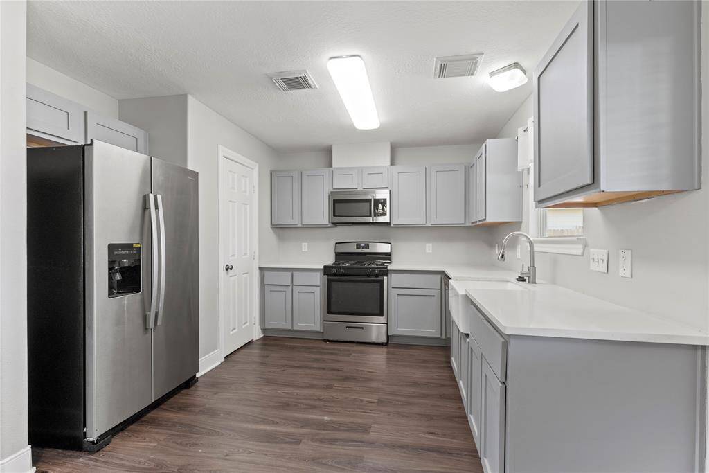 Stainless steel appliances bring a sleek and modern aesthetic to the kitchen, while also offering top-of-the-line performance and durability.
