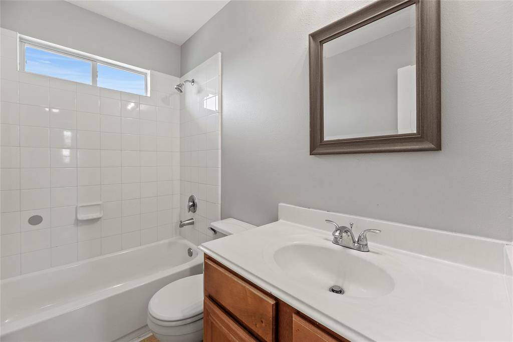 Upstairs secondary full bath.