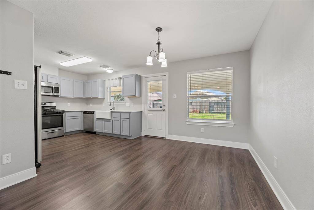 With the breakfast area nearby, it's easy for family members to enjoy casual meals together or for guests to chat with the cook while meals are being prepared.