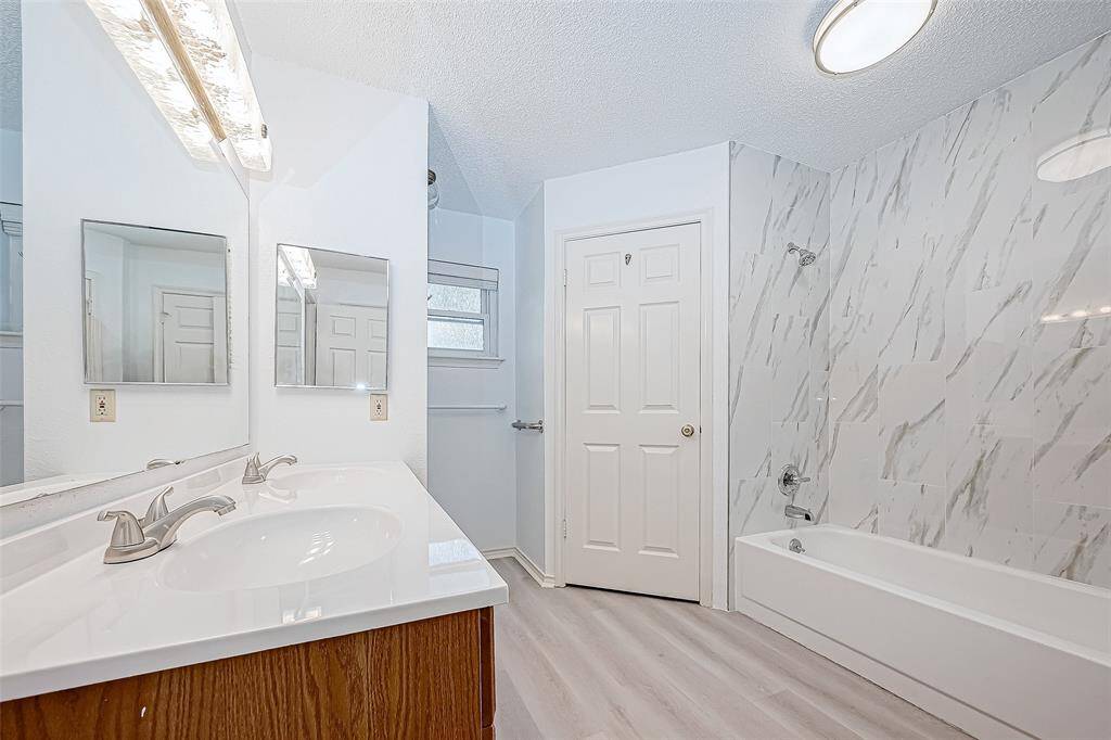 Large primary bath with 2 large clothes closets