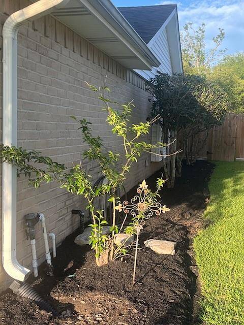 Nice sideyard leading to fenced in back patio area