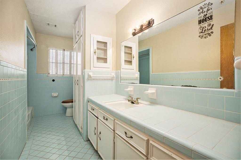 Secondary full bath