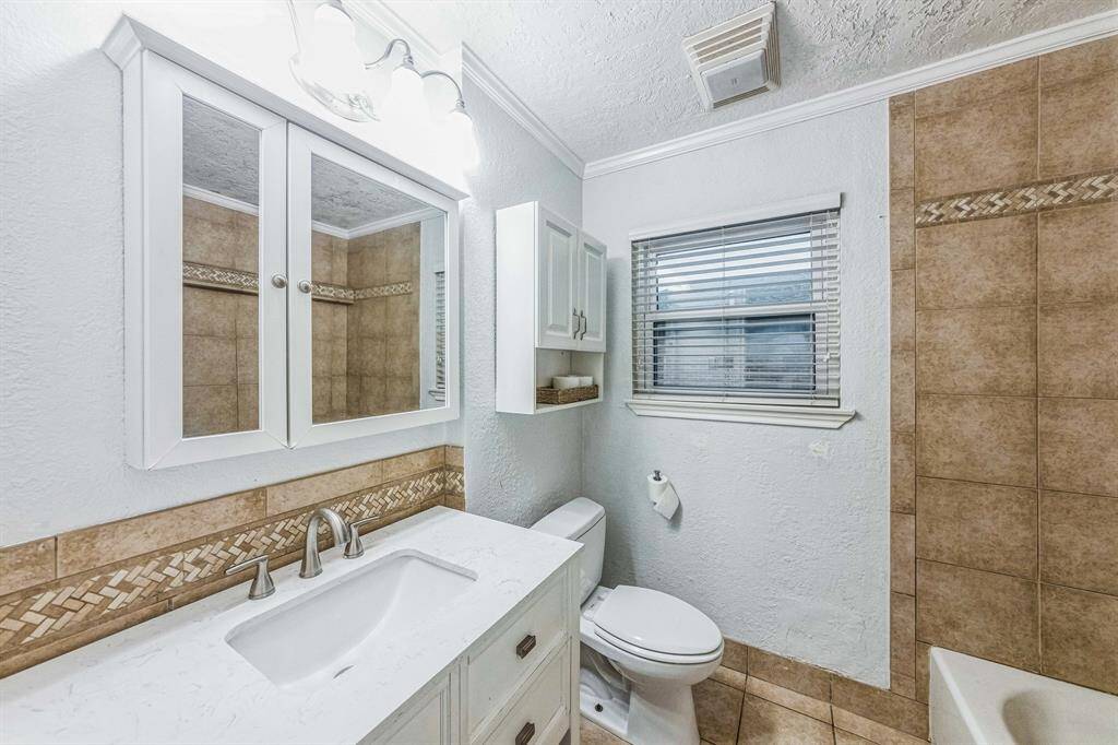 Full Bathroom 1
