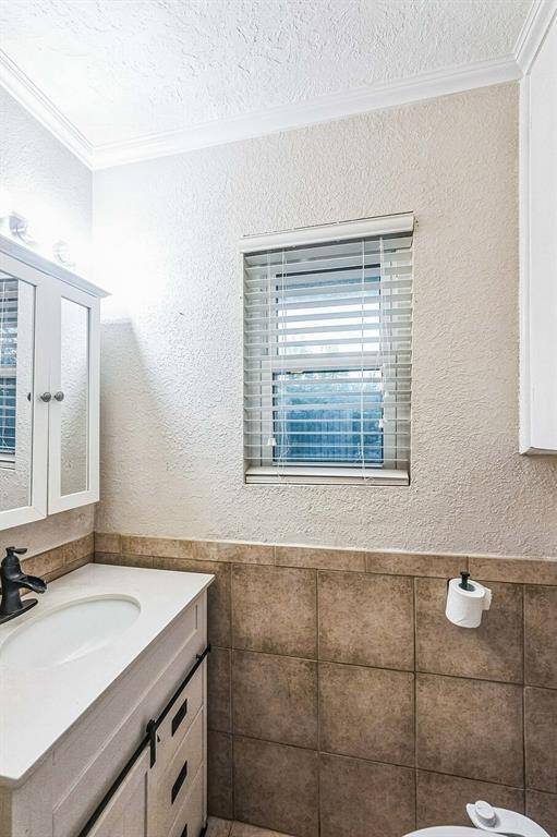Full Bathroom 1