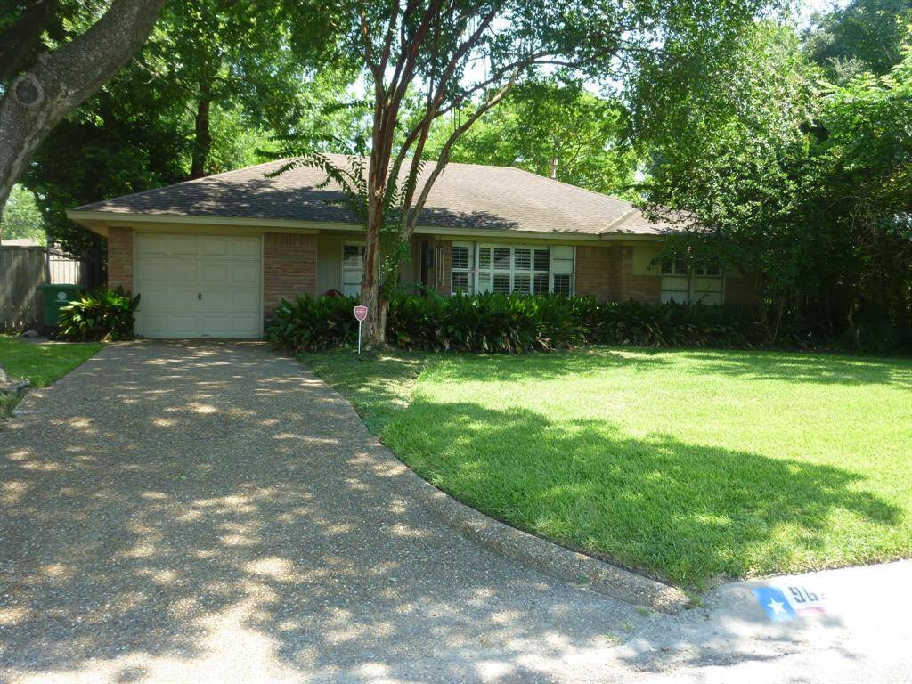 Welcome to 9626 Long Branch Ln, A place you want to call home. Located near City Centre, Memorial Mall, HEB Bunker hill and more.