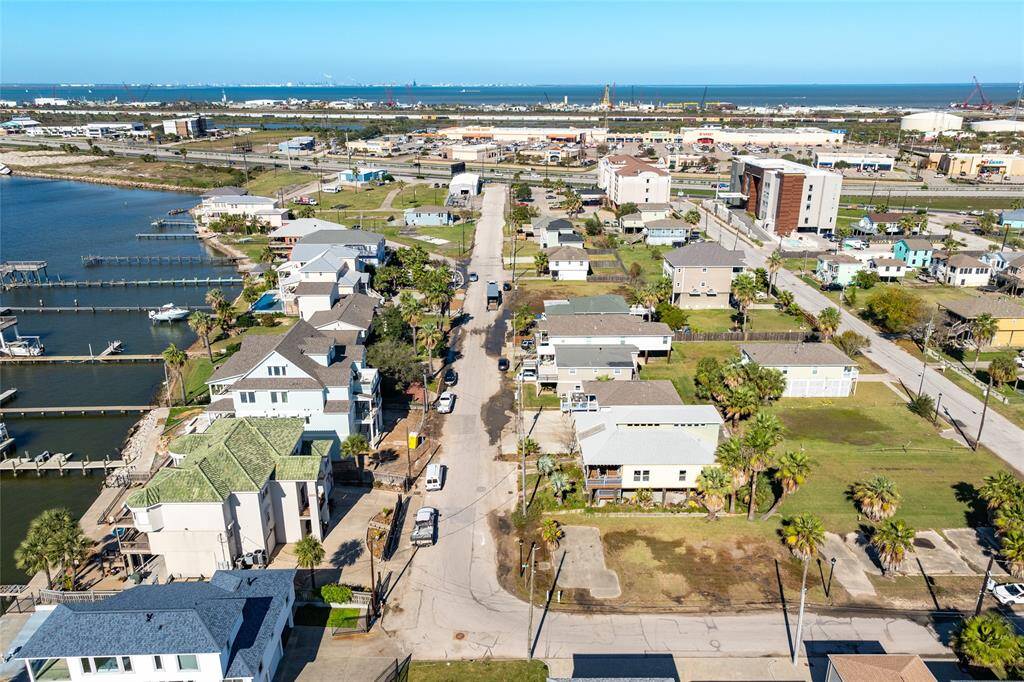 View facing North of lot with I-45 access.