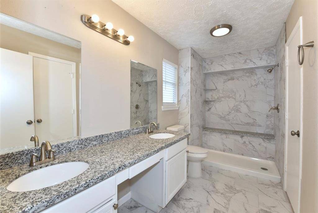 Private en-suite bathroom features